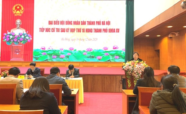 Đồng chí Nguyễn Thị Bích Ngọc cùng các đại biểu HĐND TP tiếp xúc với cử tri quận Hà Đông